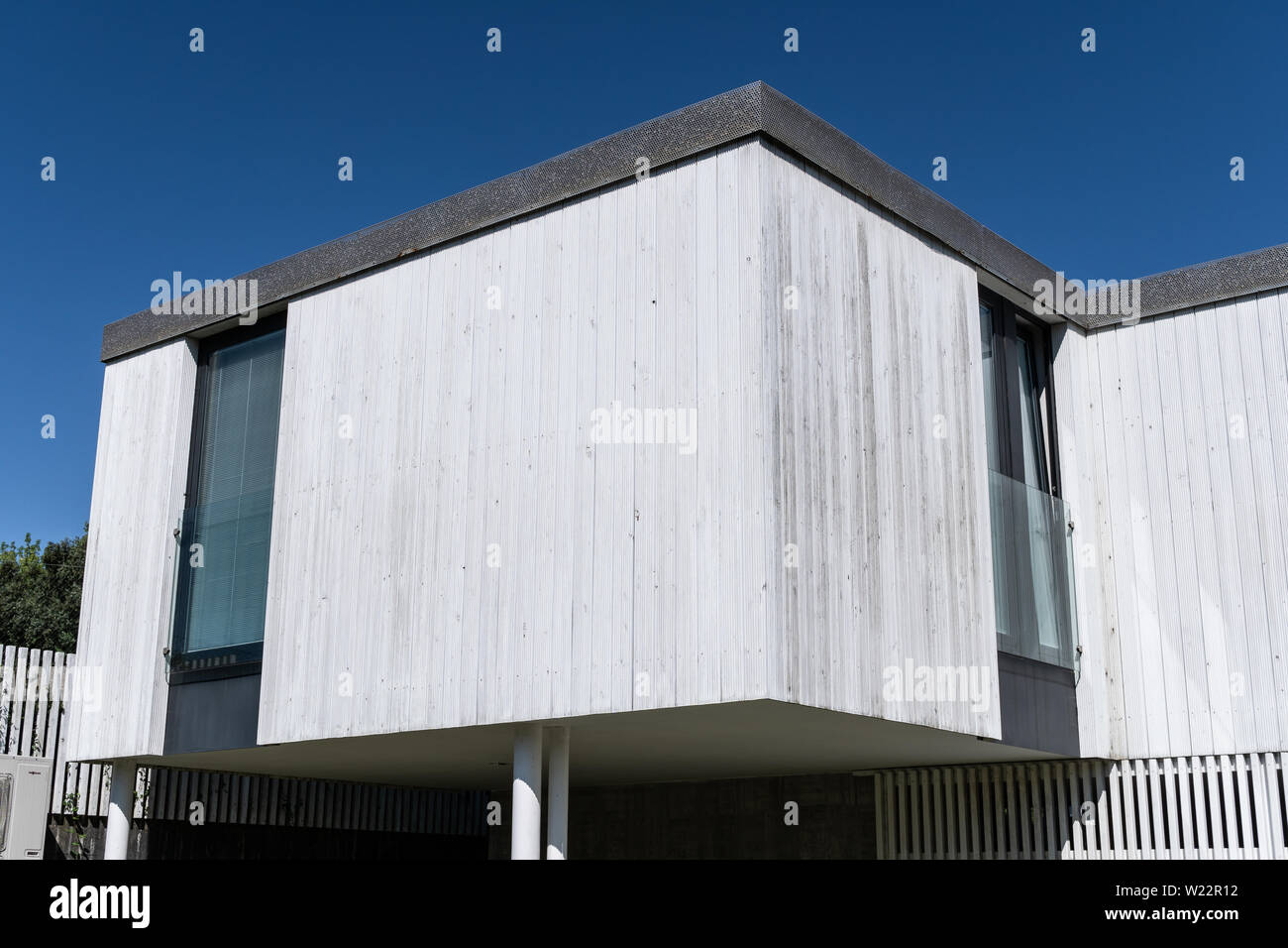 Casa moderna con rivestimento in legno. Architettura moderna Foto Stock