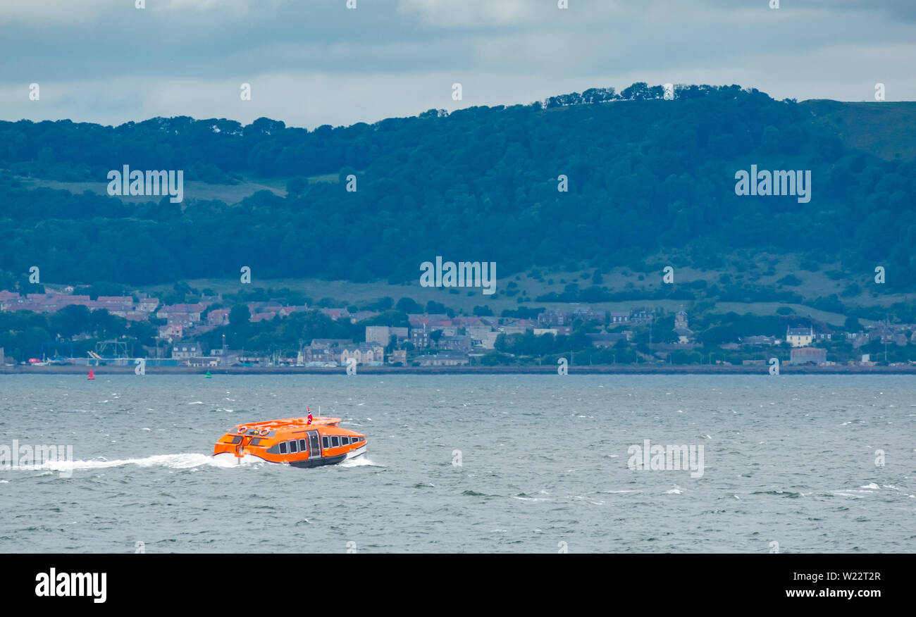 Firth of Forth, Scotland, Regno Unito, 5 luglio 2019. Viking Cruise Lines' oceano più recente nave da crociera, il norvegese Viking Giove, porta 930 turisti in Newhaven Harbour in Edinburgh mediante gara attraverso il Firth of Forth su un giorno tempestoso con acqua instabile Foto Stock