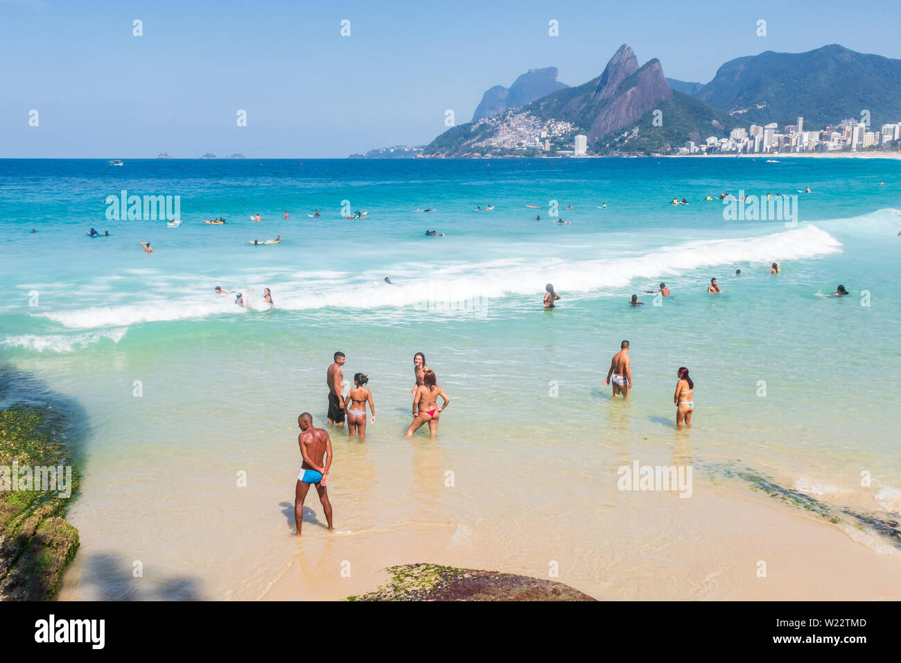 Rio de Janeiro, Brasile - 23 Settembre 2018: vista del paesaggio di Arpoador e la spiaggia di Ipanema con frequentatori di spiaggia Nuoto Foto Stock