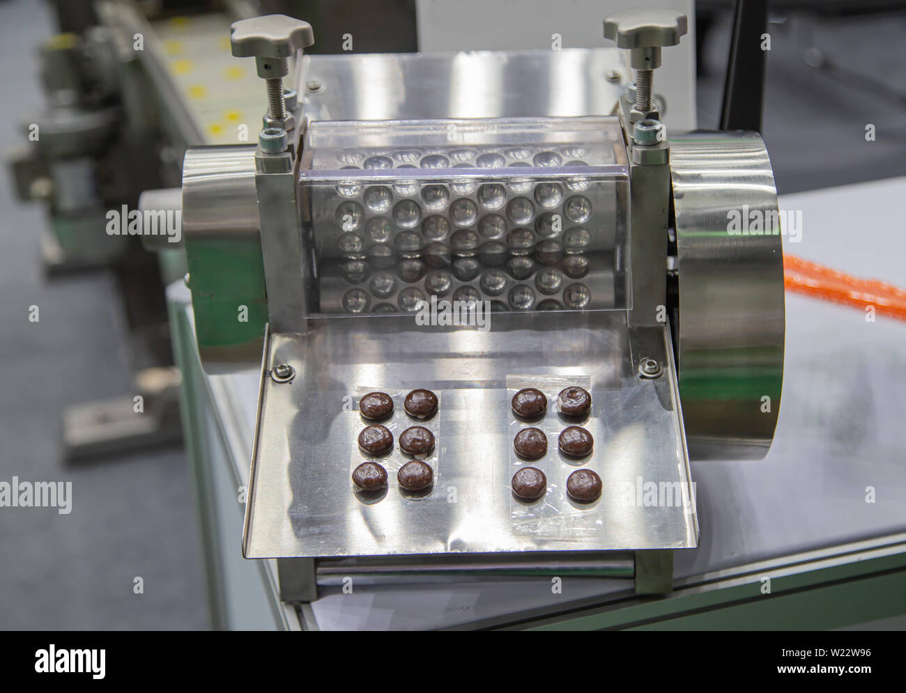 Farmaco farmaceutico pillola di pressatura e di macchina confezionatrice Foto Stock