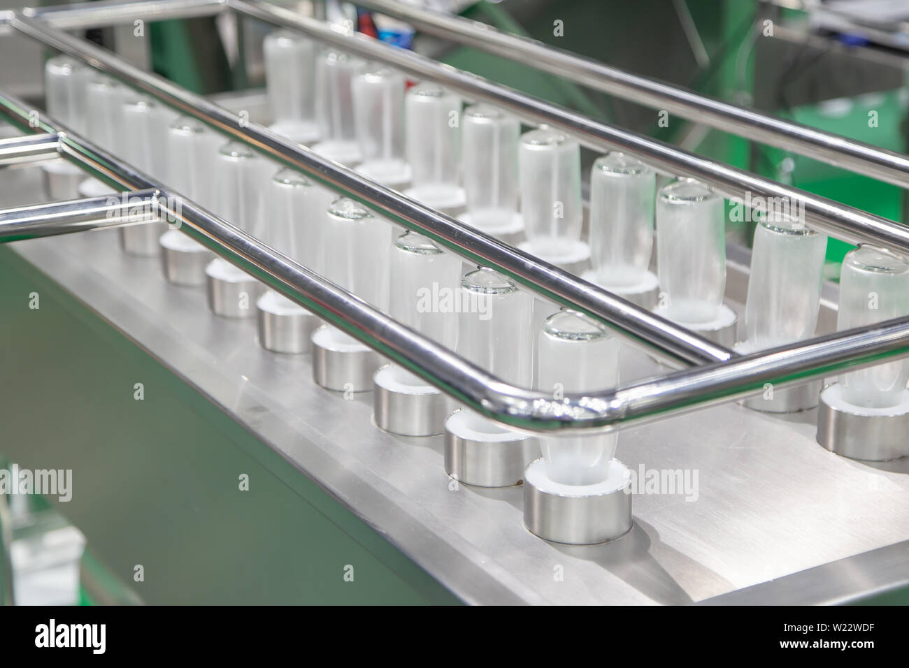 In linea di bottiglie di vetro e di pulizia della macchina a secco Foto Stock