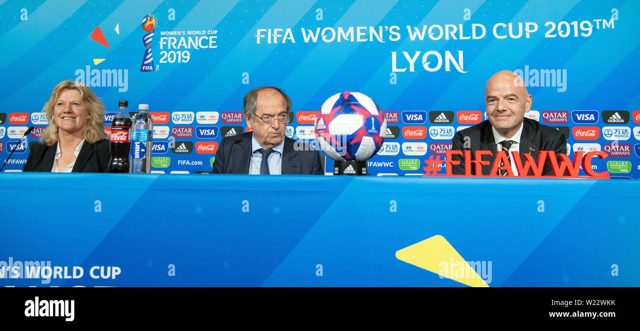 Décines-Charpieu, Francia. Il 5 luglio 2019. Calcio femminile - Coppa del Mondo FIFA, la conferenza stampa di chiusura: Brigitte Henriques (l-r), vicepresidente della Federazione francese di calcio (FFF), si siede accanto a Noël Le Graët, Presidente della Federazione francese di calcio (FFF), e Gianni Infantino, presidente della FIFA. Foto: Sebastian Gollnow/dpa Credito: dpa picture alliance/Alamy Live News Foto Stock