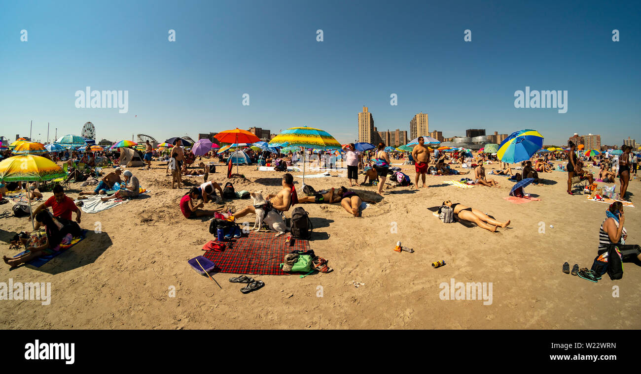 Migliaia di beachgoers cercare di battere il calore e umidità a Coney Island di Brooklyn a New York e letteralmente il pacco spiaggia il giorno dell'indipendenza, Giovedì, 4 luglio 2019. (© Richard B. Levine) Foto Stock