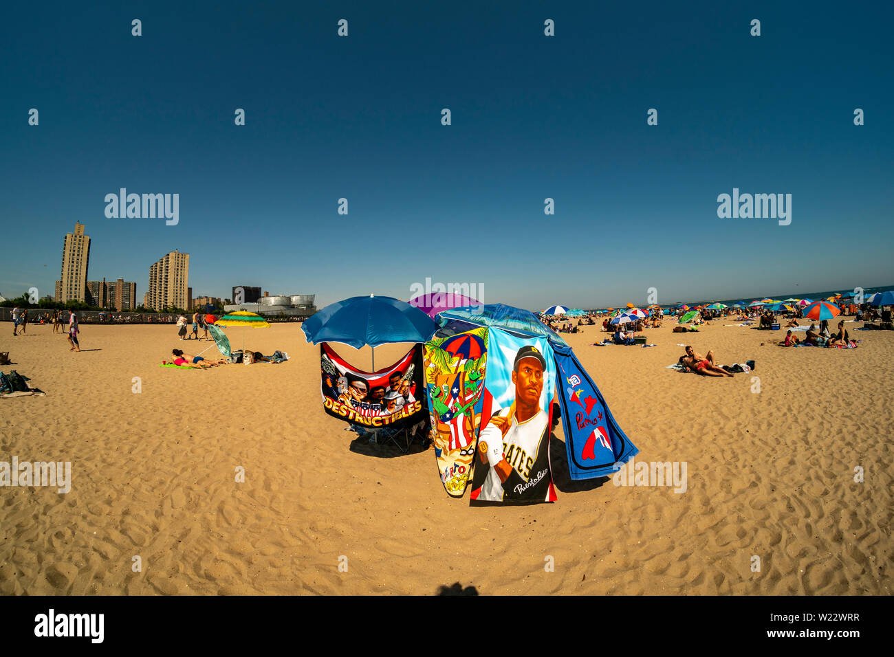 Migliaia di beachgoers cercare di battere il calore e umidità a Coney Island di Brooklyn a New York e letteralmente il pacco spiaggia il giorno dell'indipendenza, Giovedì, 4 luglio 2019. (© Richard B. Levine) Foto Stock
