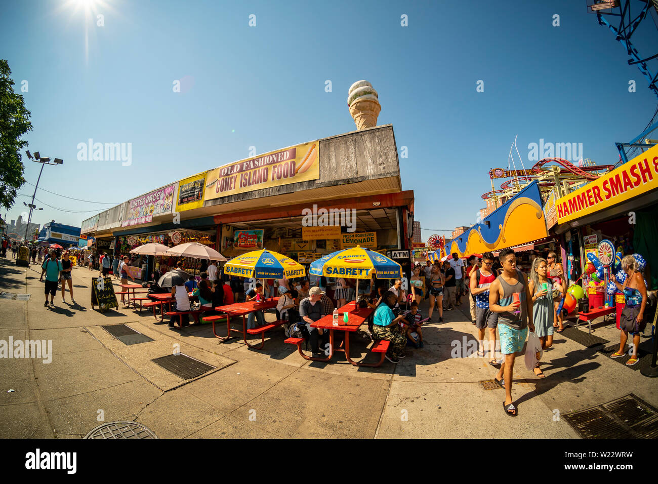 I visitatori in Deno il Wonder Wheel Park a Coney Island di Brooklyn a New York e letteralmente il pacco spiaggia il giorno dell'indipendenza, Giovedì, 4 luglio 2019. (© Richard B. Levine) Foto Stock
