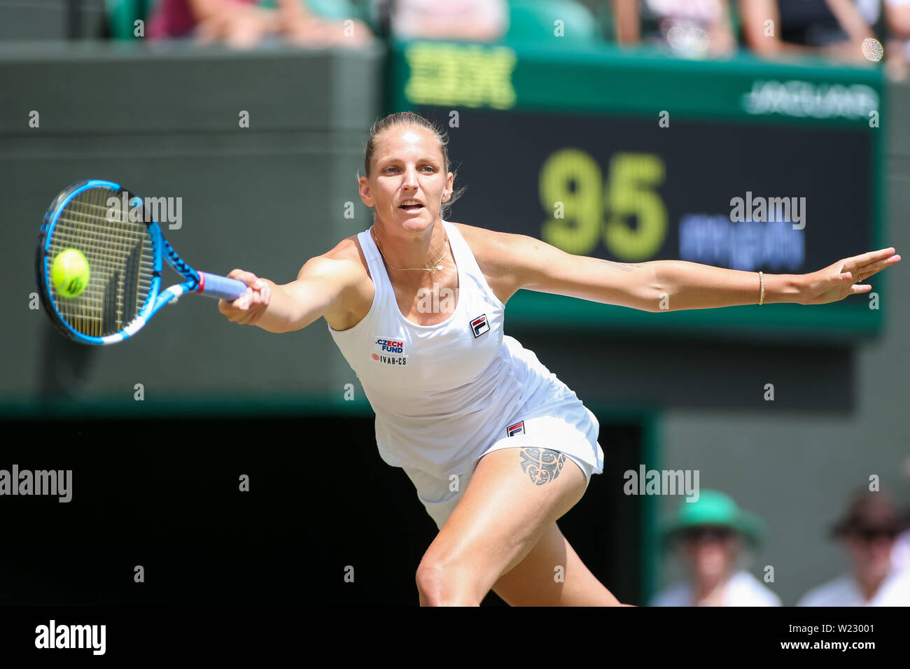 Karolina Pliskova della Repubblica ceca durante il Donne Singoli Terzo turno match di Wimbledon Lawn Tennis Championships contro Su-Wei Hsieh di Taiwan al All England Lawn Tennis e Croquet Club di Londra, in Inghilterra il 5 luglio 2019. (Foto di AFLO) Foto Stock