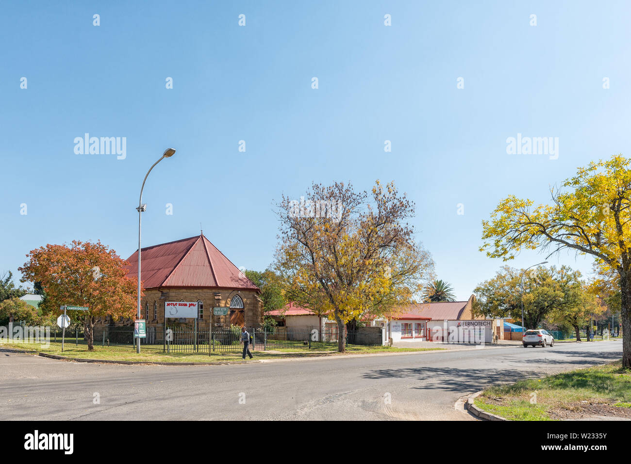 Betlemme, SUD AFRICA - 1 Maggio 2019: una scena di strada, con la storica St Andrews Presbyterian Church e un business, a Betlemme nella libera Stat Foto Stock