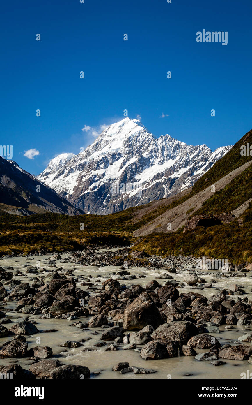 Una vista di Mount Cook dall'Hooker Valley via, Aoraki Monte Cook, isola del Sud, Nuova Zelanda Foto Stock