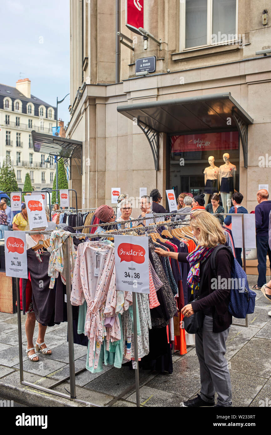 Street vendita al di fuori di Gallerie Laffayette, Rue de Rohan, Rennes la capitale della Bretagna, Francia Foto Stock