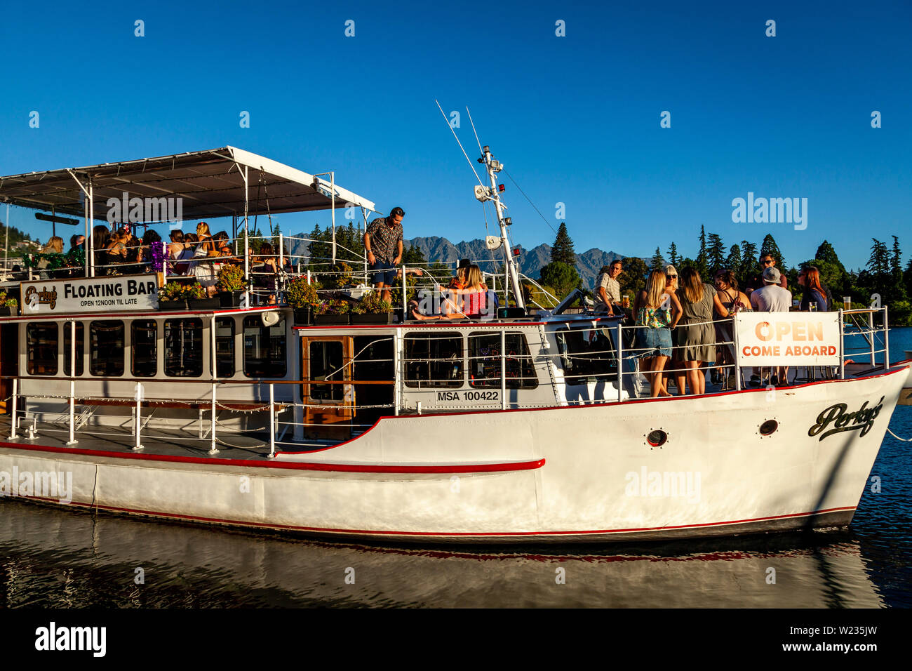Bar galleggiante sul lago Wakatipu, Queenstown, Otago, Isola del Sud, Nuova Zelanda Foto Stock