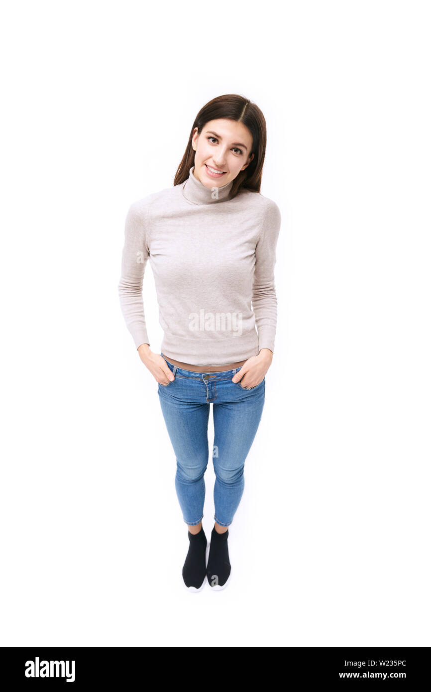 Studio ritratto di una bella donna caucasica, guardando la telecamera sorridendo, ad alto angolo di visione, isolato su sfondo bianco Foto Stock