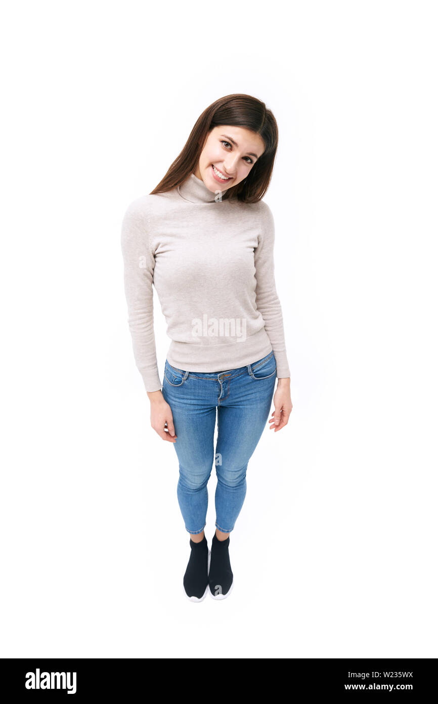 Studio ritratto di una bella donna caucasica, guardando la telecamera sorridendo, ad alto angolo di visione, isolato su sfondo bianco Foto Stock