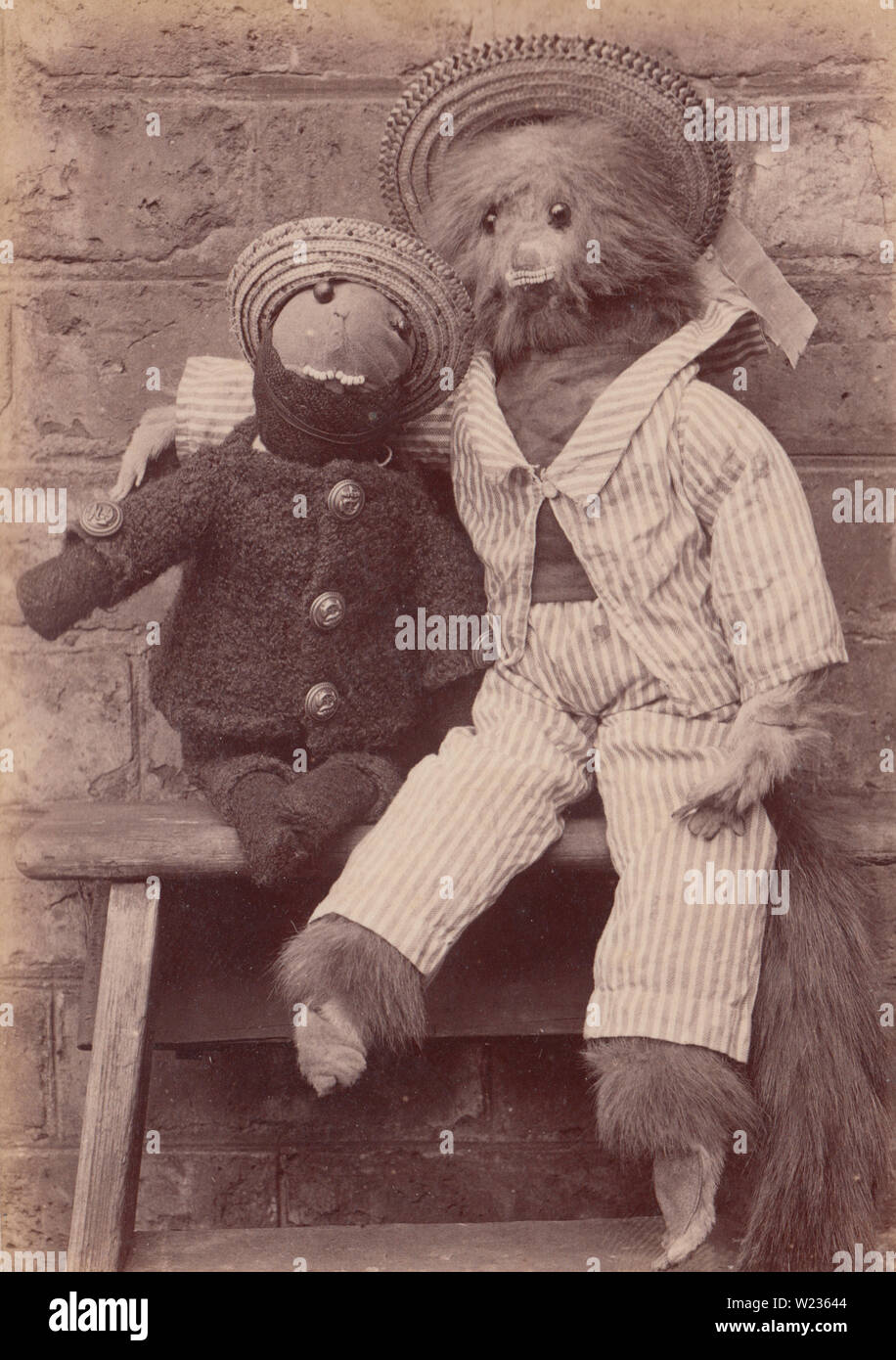 Fotografia vittoriano di due bambini vestiti di peluche chiamato 'Harry' e 'Jacko'. Foto scattata nel 1892 a 15 Victoria Road, Chester, Cheshire. Foto Stock