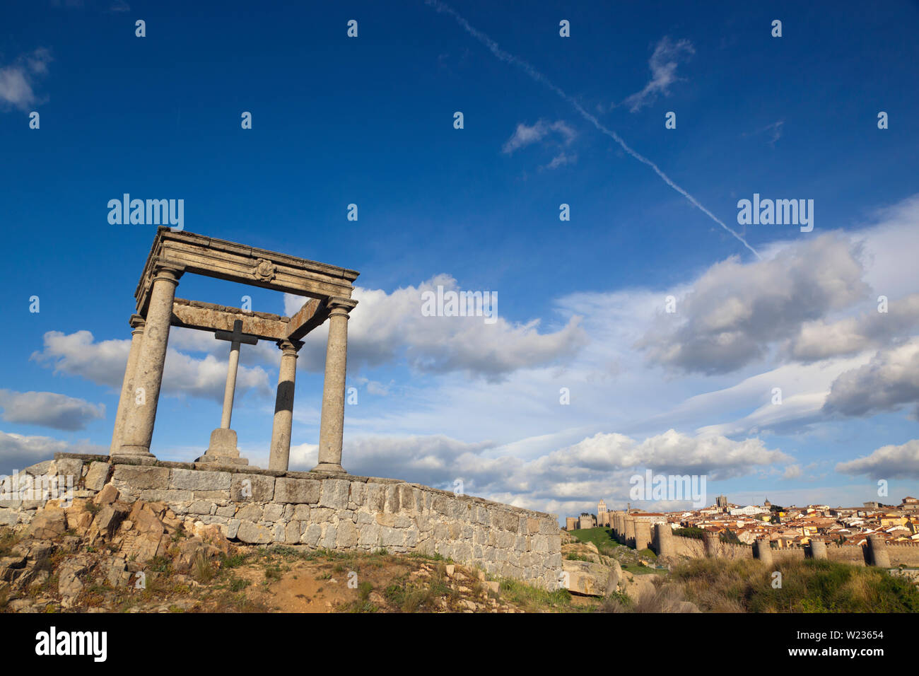 Avila, provincia di Avila, Castiglia e Leon, Spagna. La città murata visto da Los Cuatro Postes o i quattro pilastri. La città vecchia di Avila con la sua extr Foto Stock