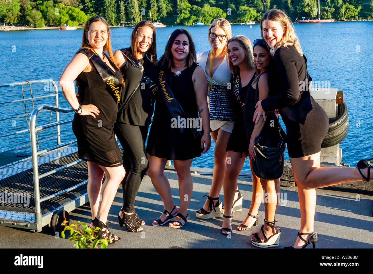 Un gruppo di giovani donne su una notte di gallina, Queenstown, Otago, Isola del Sud, Nuova Zelanda Foto Stock