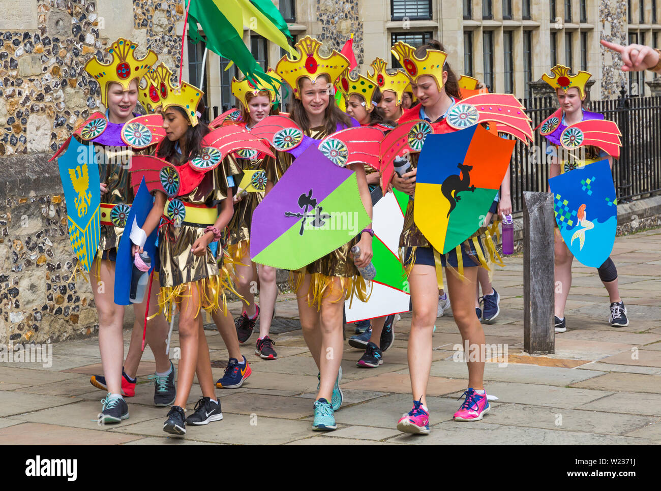 Winchester, Hampshire, Regno Unito. Il 5 luglio 2019. Winchester Hat Fair, festival del teatro di strada e prestazioni all'aperto, più lunga di festival di arti all'aperto, fondata nel 1974. Essa prende il suo nome dalla tradizione del pubblico a mettere il denaro in un cappello per buskers. A scuola i bambini aperto il festival con il fantastico carnevale in costumi colorati su una calda giornata di sole. Credito: Carolyn Jenkins/Alamy Live News Foto Stock