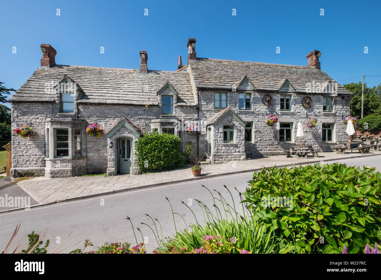 La Bankes Arms Hotel pub e ristorante in Studland, Purbeck, Dorset, Regno Unito. La Bankes bracci è a casa per il Isle of Purbeck birreria Foto Stock