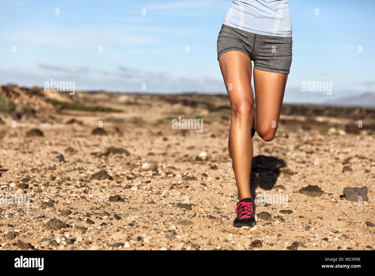 Estate trail running atleta runner gambe corpo inferiore raccolto. Donna  Fitness jogging vivere uno stile di vita attivo jogging sul percorso  roccioso nella natura della montagna paesaggio. Scarpe, ginocchia, cosce  perdita di