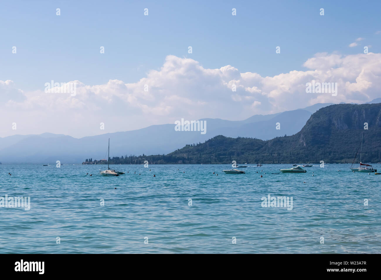 Barche sul lago di Garda durante a Bardolino, Italia - Immagine Foto Stock