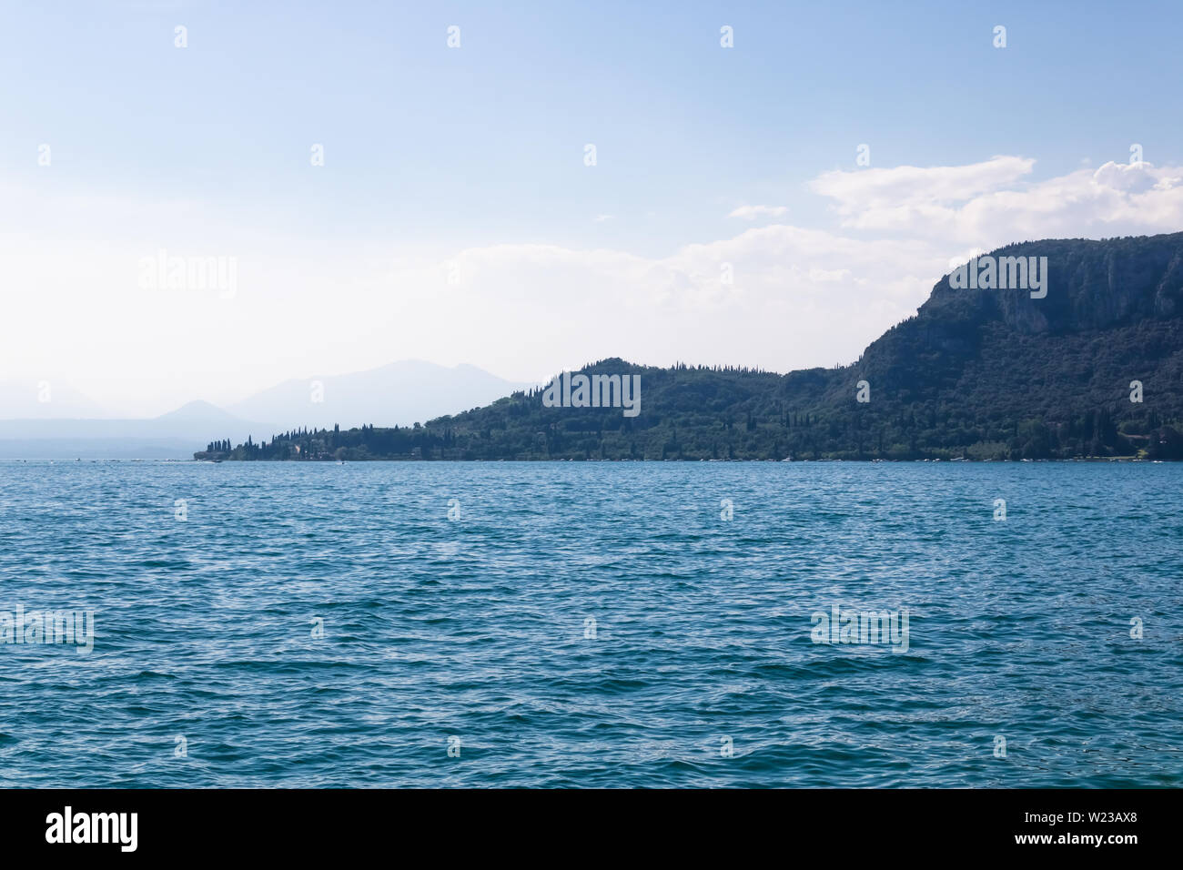 Lago di Garda panorama in estate, bardolino, Italia - Immagine Foto Stock