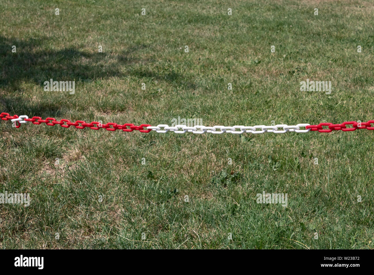 Rosso e bianco della catena in plastica che vieta il passaggio closeup - Immagine Foto Stock