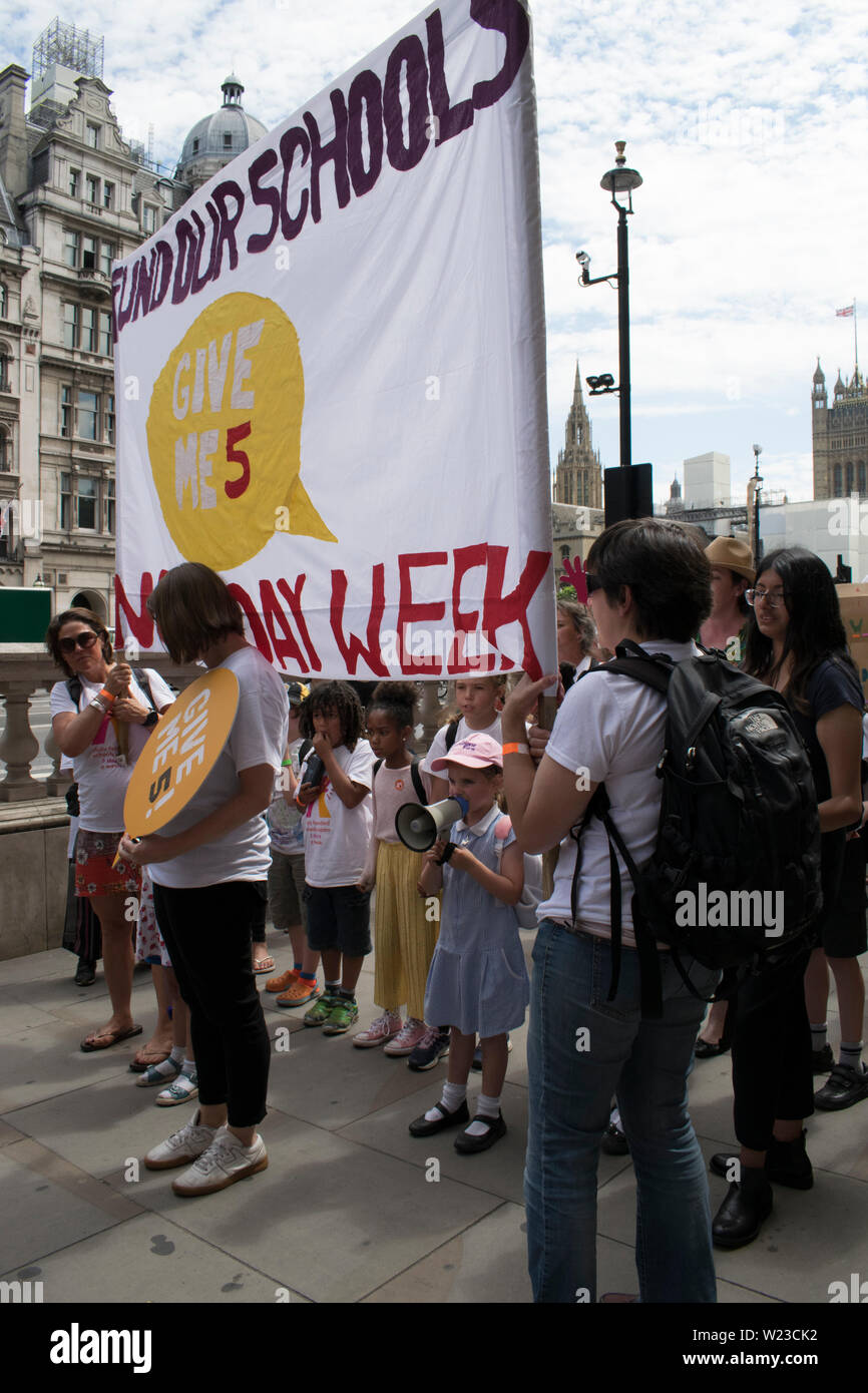 La scuola dei bambini, genitori e insegnanti in marzo dalla piazza del Parlamento a Downing Street, Westminster per protestare contro i finanziamenti della scuola tagli #Giveme5 Foto Stock