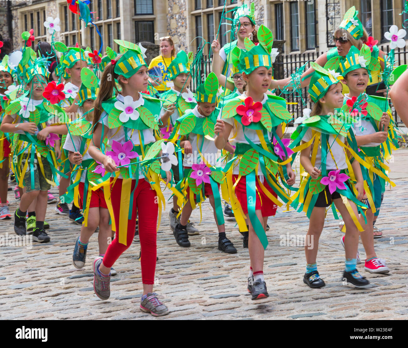 Winchester, Hampshire, Regno Unito. Il 5 luglio 2019. Winchester Hat Fair, festival del teatro di strada e prestazioni all'aperto, più lunga di festival di arti all'aperto, fondata nel 1974. Essa prende il suo nome dalla tradizione del pubblico a mettere il denaro in un cappello per buskers. A scuola i bambini aperto il festival con il fantastico carnevale in costumi colorati su una calda giornata di sole. Credito: Carolyn Jenkins/Alamy Live News Foto Stock