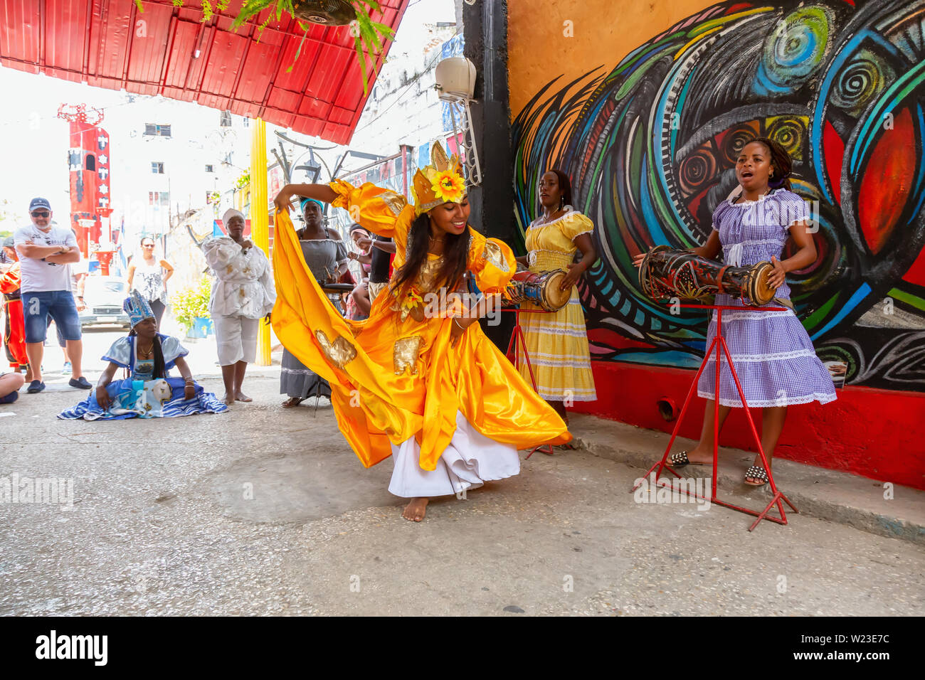 L'Avana, Cuba - 29 Maggio 2019: il popolo cubano sta eseguendo una danza africana nella vecchia città dell'Avana, capitale di Cuba, durante una luminosa e soleggiata giornata. Foto Stock