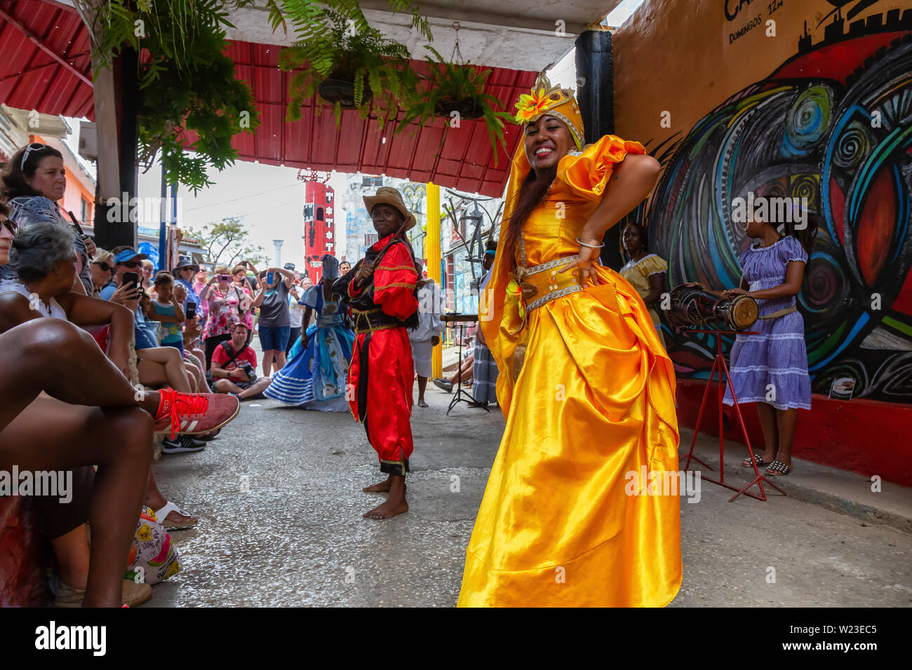 L'Avana, Cuba - 29 Maggio 2019: il popolo cubano sta eseguendo una danza africana nella vecchia città dell'Avana, capitale di Cuba, durante una luminosa e soleggiata giornata. Foto Stock