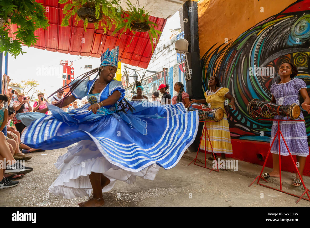 L'Avana, Cuba - 29 Maggio 2019: il popolo cubano sta eseguendo una danza africana nella vecchia città dell'Avana, capitale di Cuba, durante una luminosa e soleggiata giornata. Foto Stock