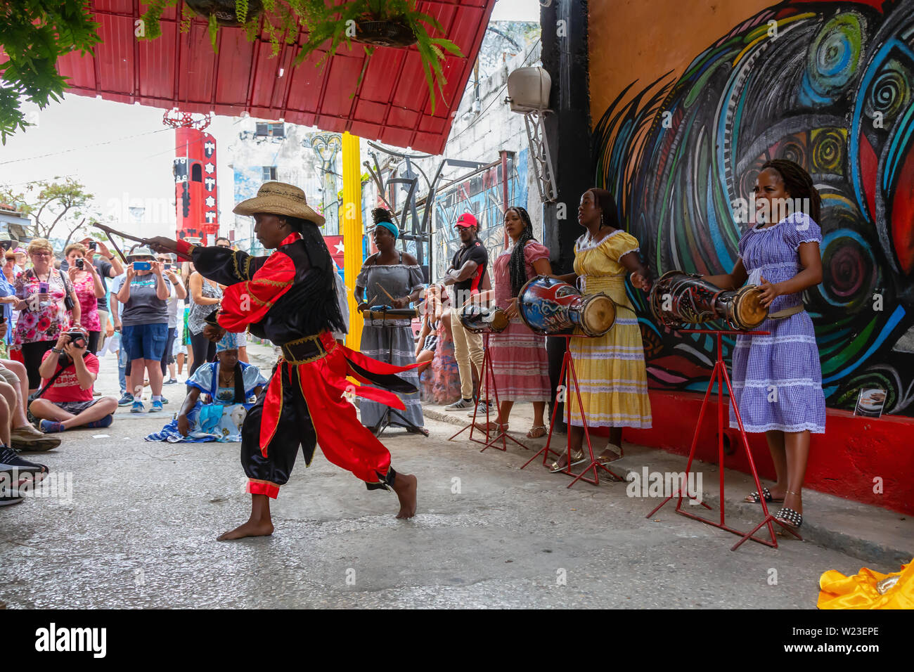 L'Avana, Cuba - 29 Maggio 2019: il popolo cubano sta eseguendo una danza africana nella vecchia città dell'Avana, capitale di Cuba, durante una luminosa e soleggiata giornata. Foto Stock