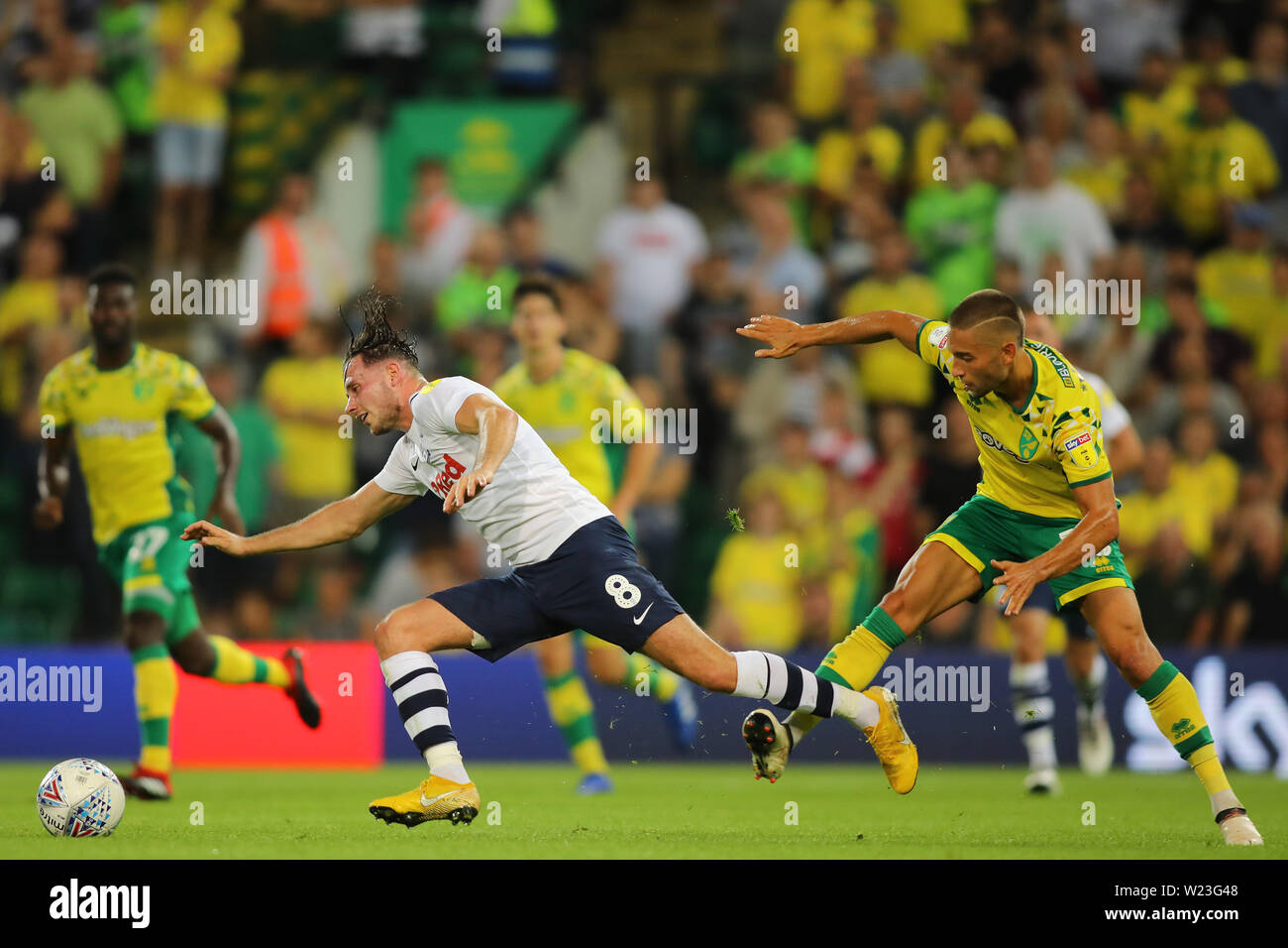 Moritz Leitner di Norwich City affronta Alan Browne di Preston North End - Norwich City v Preston North End, Sky scommessa campionato, Carrow Road, Norwich - 22 agosto 2018 Foto Stock