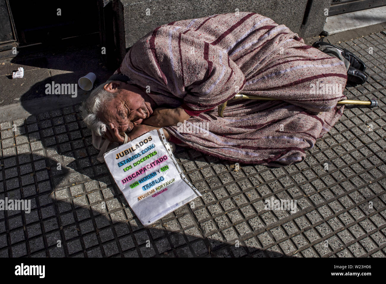 4 luglio 2019 - Buenos Aires, capitale federale, Argetina - cinque persone senzatetto hanno perso la vita a causa di una ondata di freddo che interessa una parte grande dell'Argentina con caduta di neve, vento gelido e temperature sotto zero in almeno quindici di del paese 24 province..Il Ministro dello sviluppo umano e Habitat della città di Bueno Aires, Guadalupe Tagliaferri, detto che 1146 persone vivono per le strade e più di 40 team stanno lavorando sulle strade per aiutare le persone senza tetto..L'organizzazione non governativa Red Solidaria ha annunciato che cinque persone senza tetto sono morti in due settimane..l'Ri Foto Stock