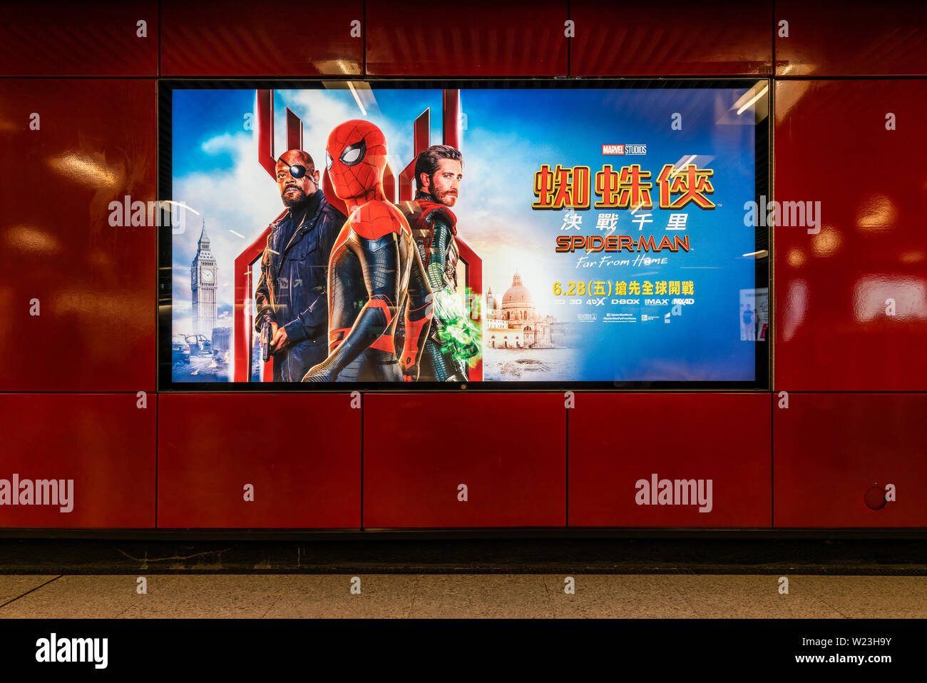 Hong Kong, Hong Kong - Lug 5, 2019: Spider-Man: lontano da casa poster del filmato che mostra in pubblico la stazione della metropolitana. Cinema pubblicità promozionale o pellicola Foto Stock