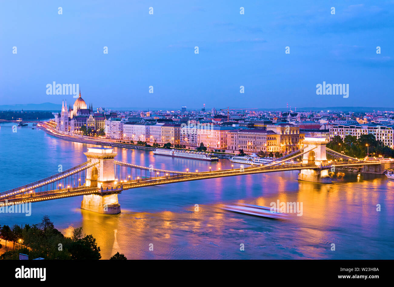 Budapest Chain Bridge Fiume Danubio il Parlamento Budapest Ungheria Foto Stock