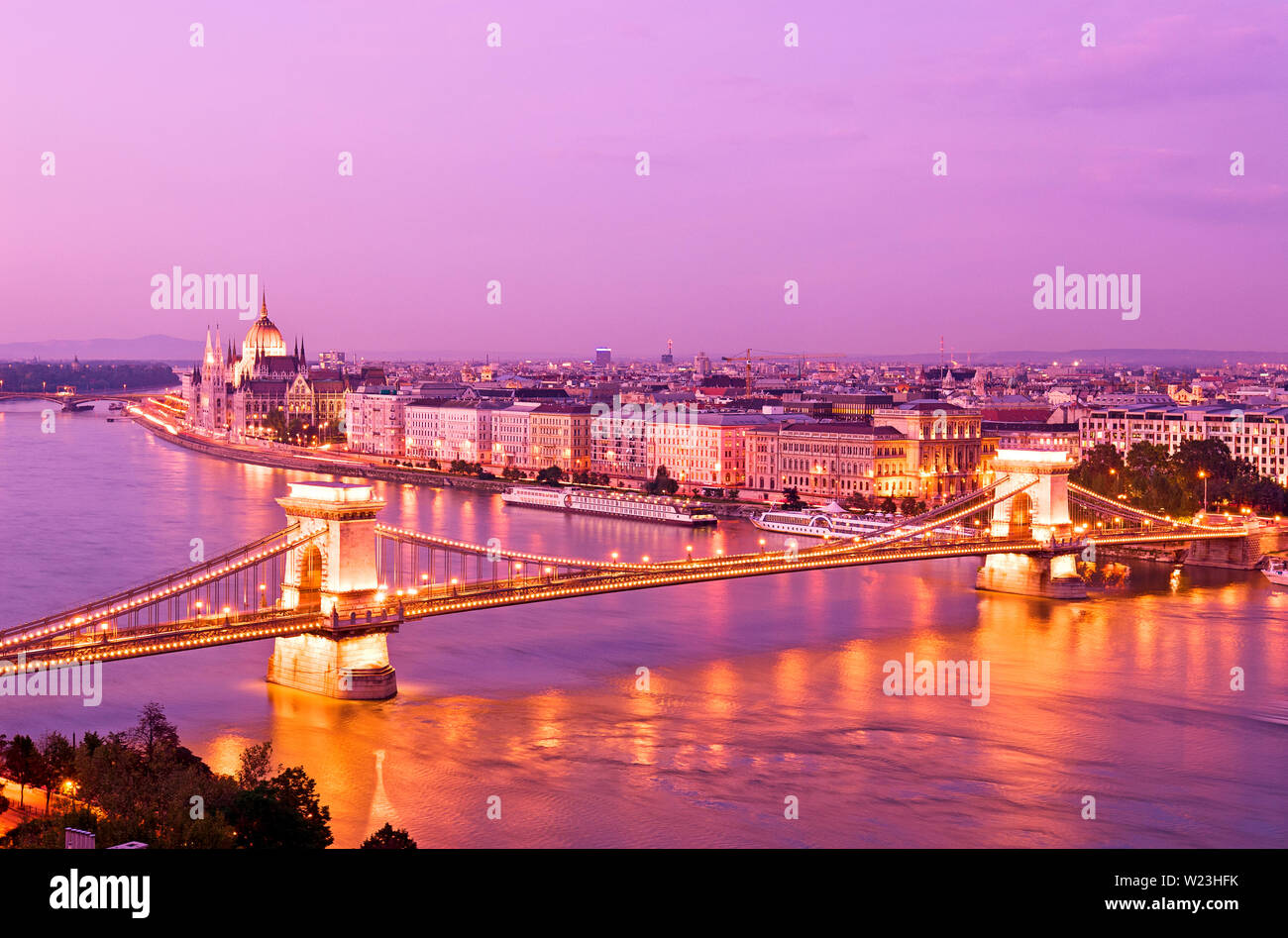 Budapest Chain Bridge Fiume Danubio il Parlamento Budapest Ungheria Foto Stock