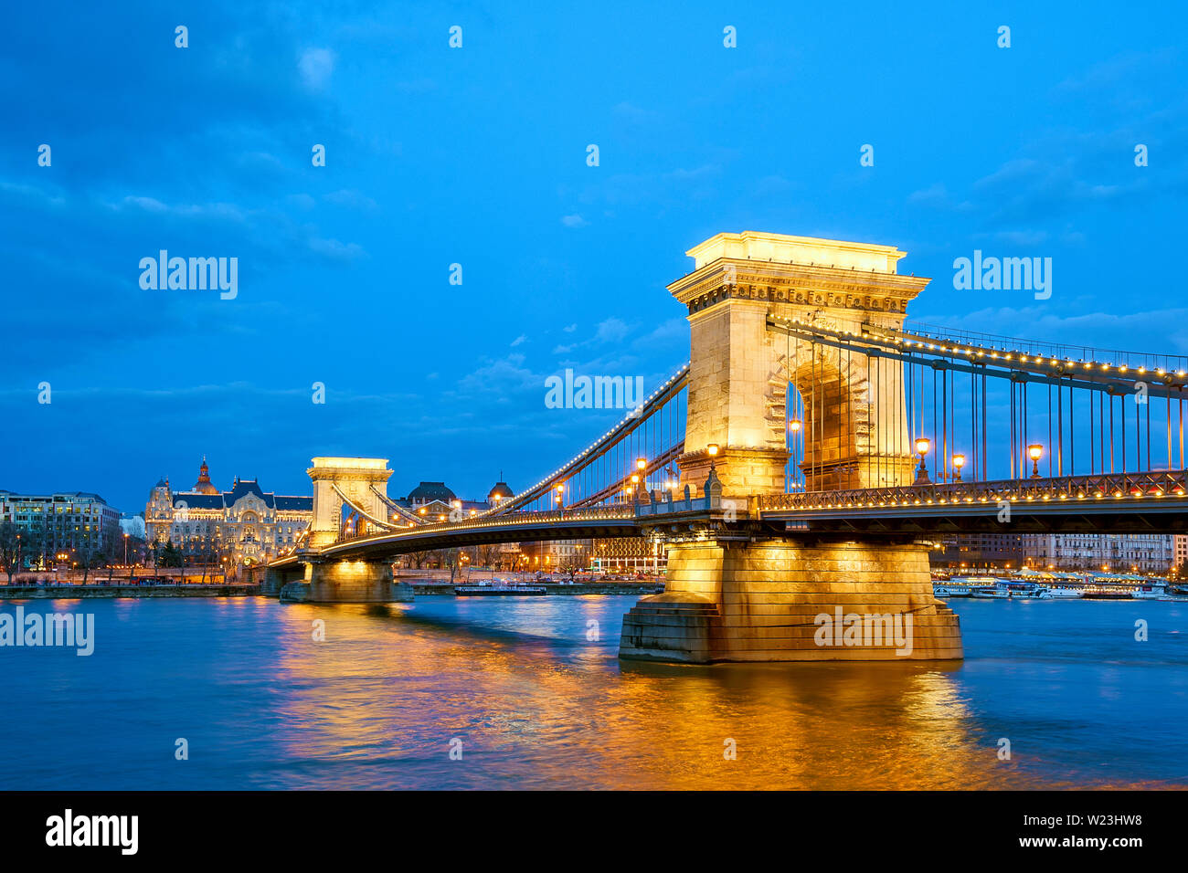 Ponte delle catene Budapest Szechenyi lanchid Gresham Palace Four Seasons Hotel Danubio Ungheria Foto Stock