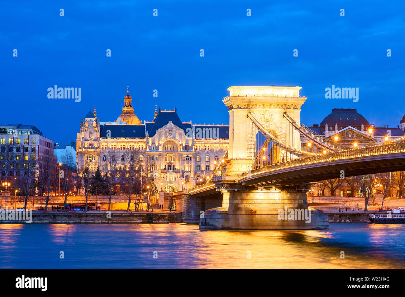 Ponte delle catene Budapest Szechenyi lanchid Gresham Palace Four Seasons Hotel Danubio Ungheria Foto Stock