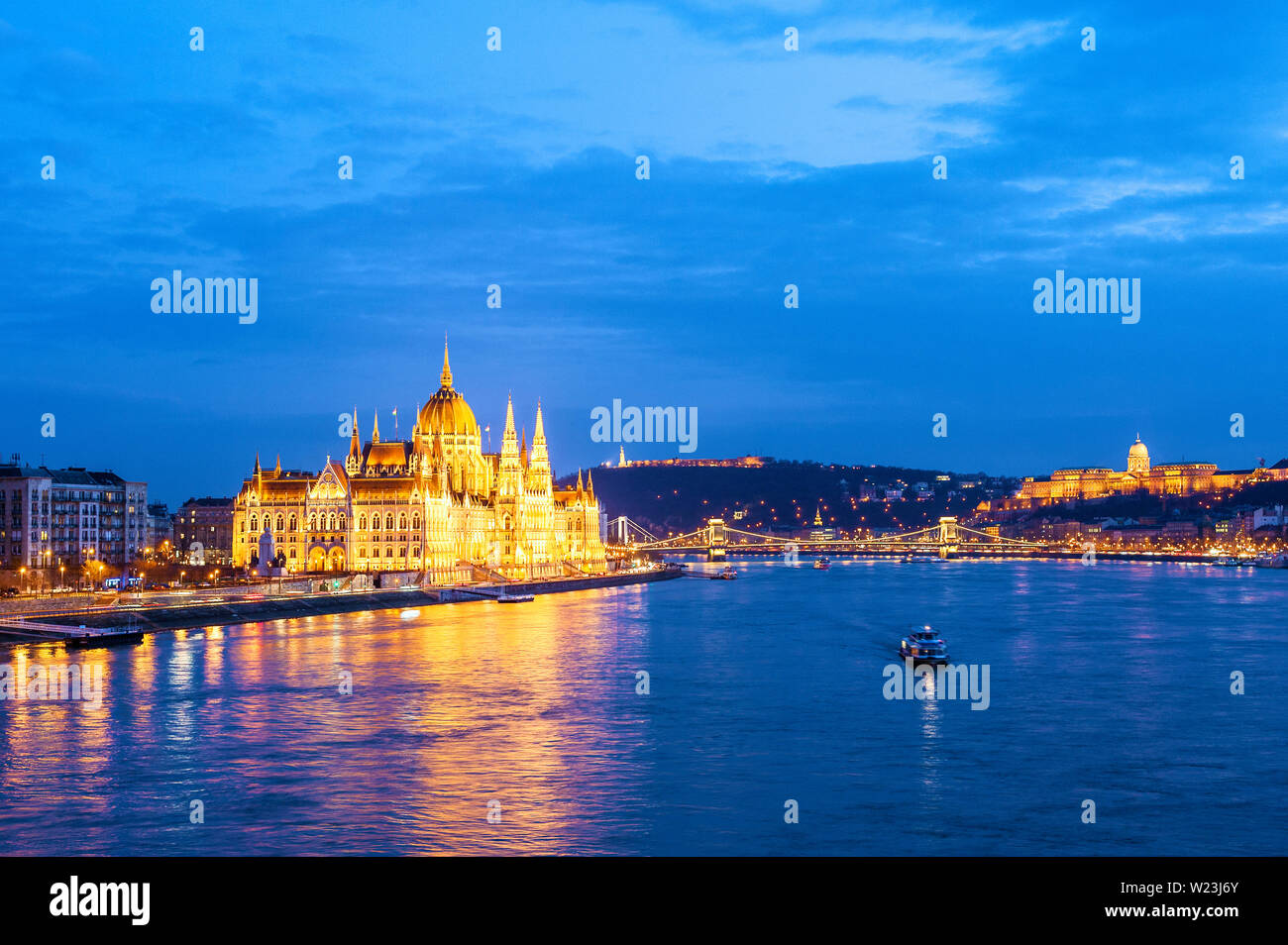Budapest Danube River parlamento ungherese il Ponte della Catena Ungheria Foto Stock