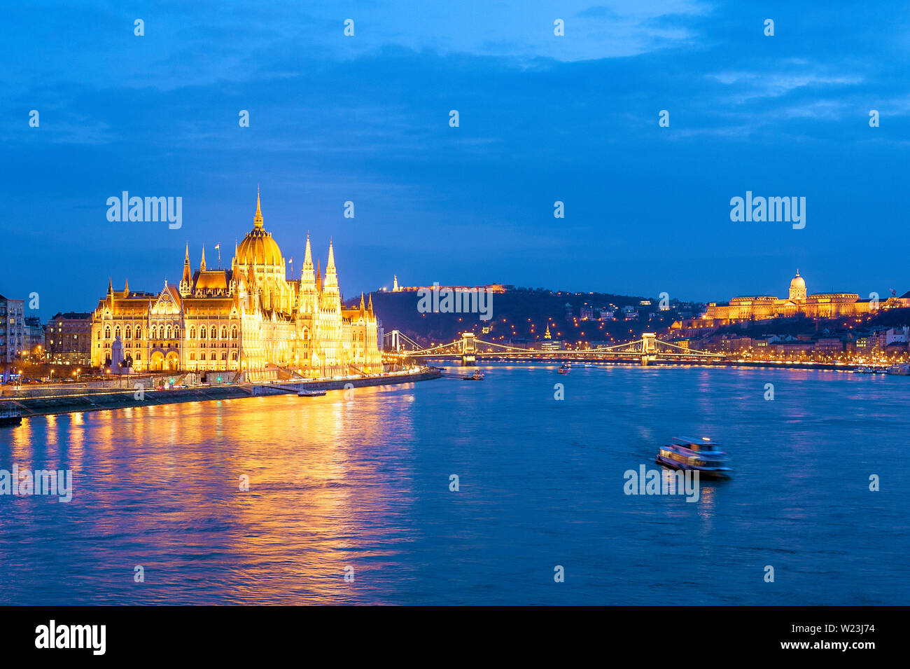 Budapest Danube River parlamento ungherese il Ponte della Catena Ungheria Foto Stock
