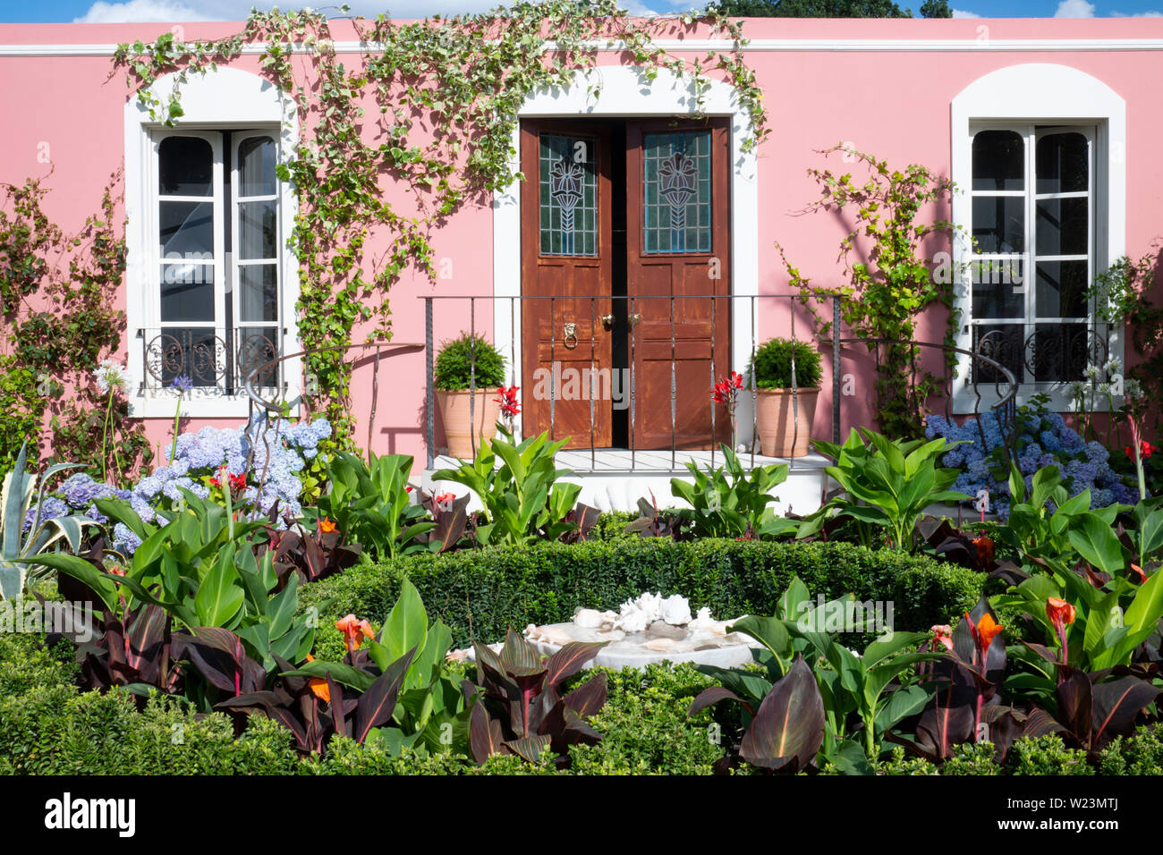 Piante tropicali nel sogno della Indianos giardino, un giardino show all'Hampton Court Palace Garden Festival, East Molesey, Surrey, Regno Unito Foto Stock