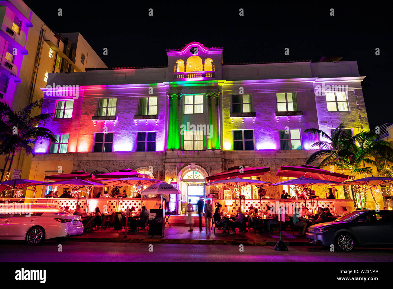 Vista notturna di Street Ocean Drive, edificio Art Deco e alberghi. Foto Stock