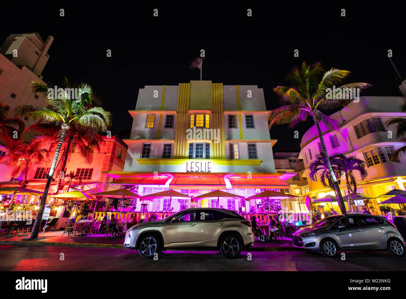 Vista notturna di Street Ocean Drive, edificio Art Deco e alberghi. Foto Stock