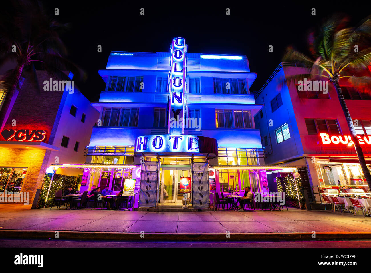 Vista notturna di Street Ocean Drive, edificio Art Deco e alberghi. Foto Stock