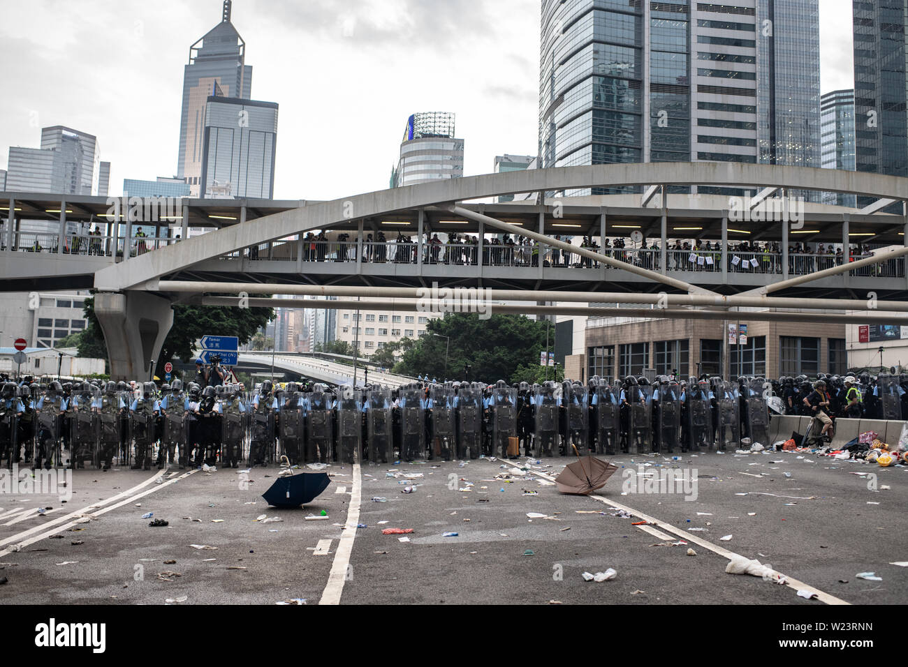 Hong Kong polizia blocca la strada durante gli scontri.scontri tra Hong Kong la polizia e i giovani manifestanti durante il diritto Anti-Extradition alla Cina le dimostrazioni. Foto Stock