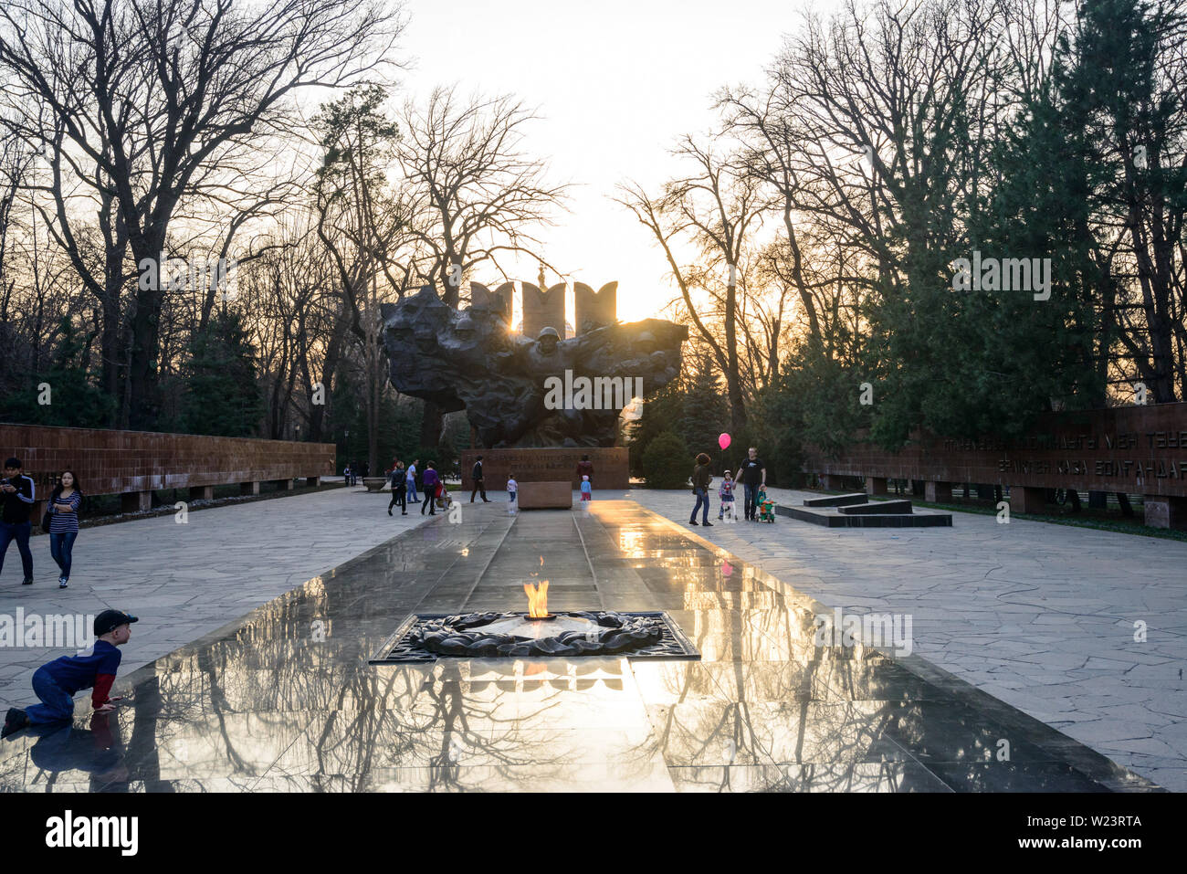 Parco chiamato da 28 Panfilov's guardsman/Almaty, Kazakhstan - Aprile 1, 2014;28 Parco Panfilov's guardie con un monumento e fuoco eterno - uno dei la Foto Stock