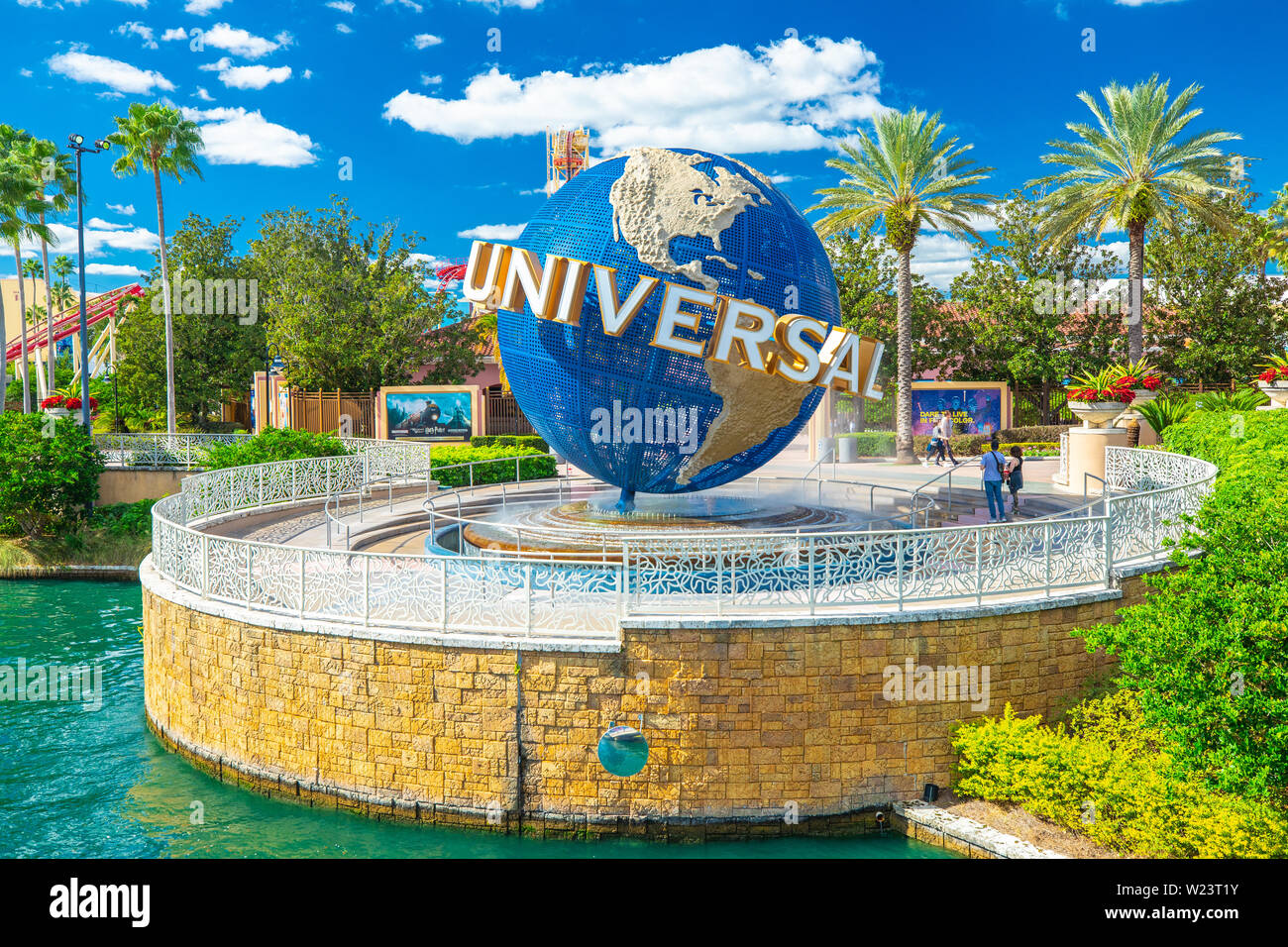 Il famoso Globo universale per gli Universal Studios Florida theme park. Vista notturna. Universal a piedi. Florida. Orlando. Stati Uniti d'America. Foto Stock