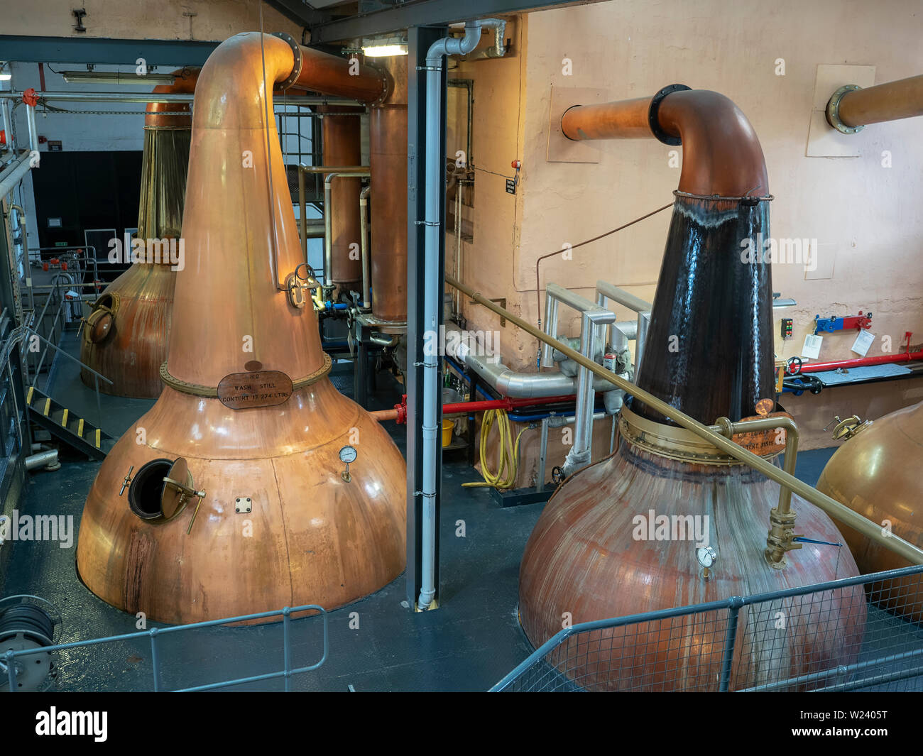 Whisky alambicchi a una distilleria in Scozia Foto Stock