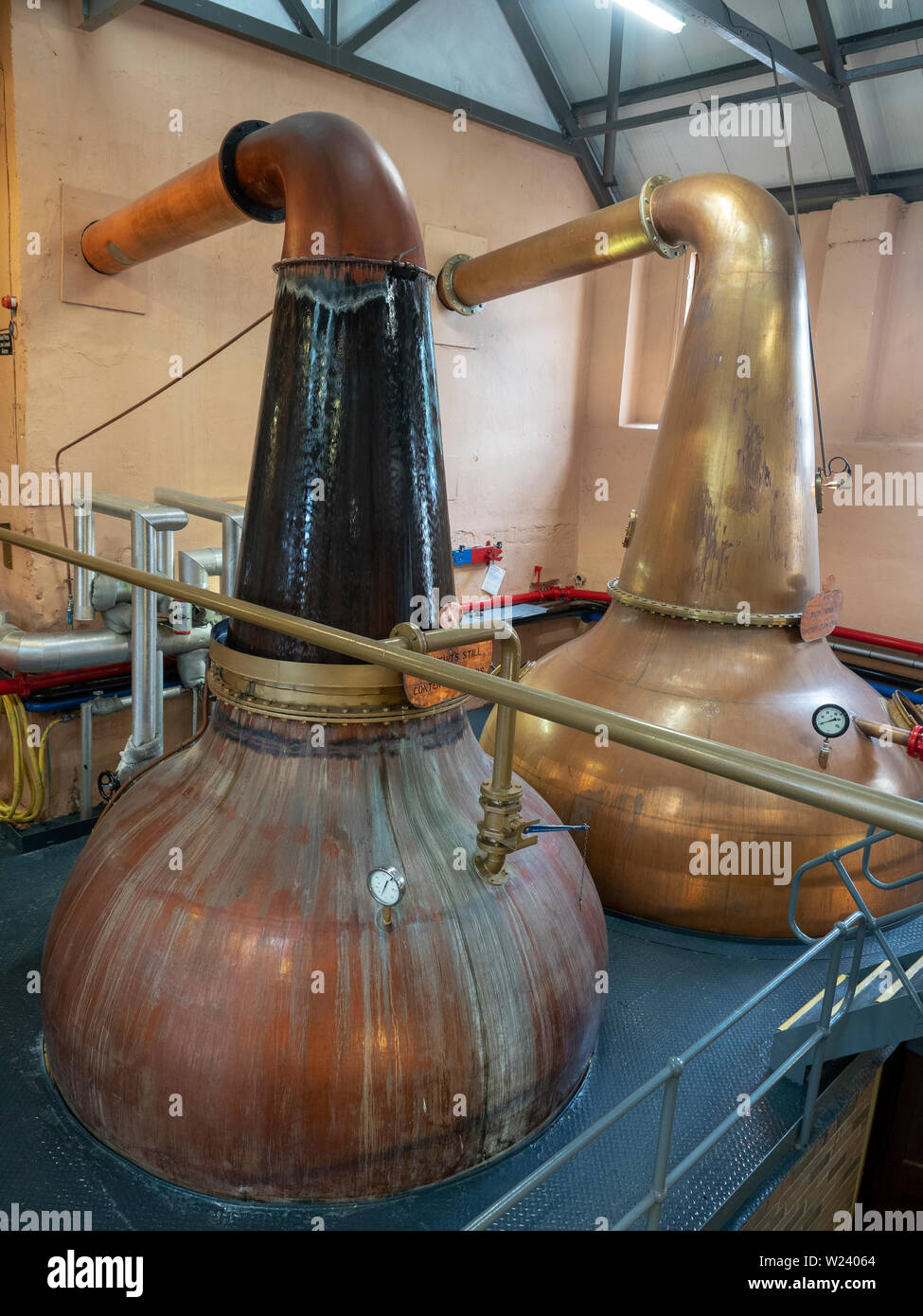 Whisky alambicchi a una distilleria in Scozia Foto Stock