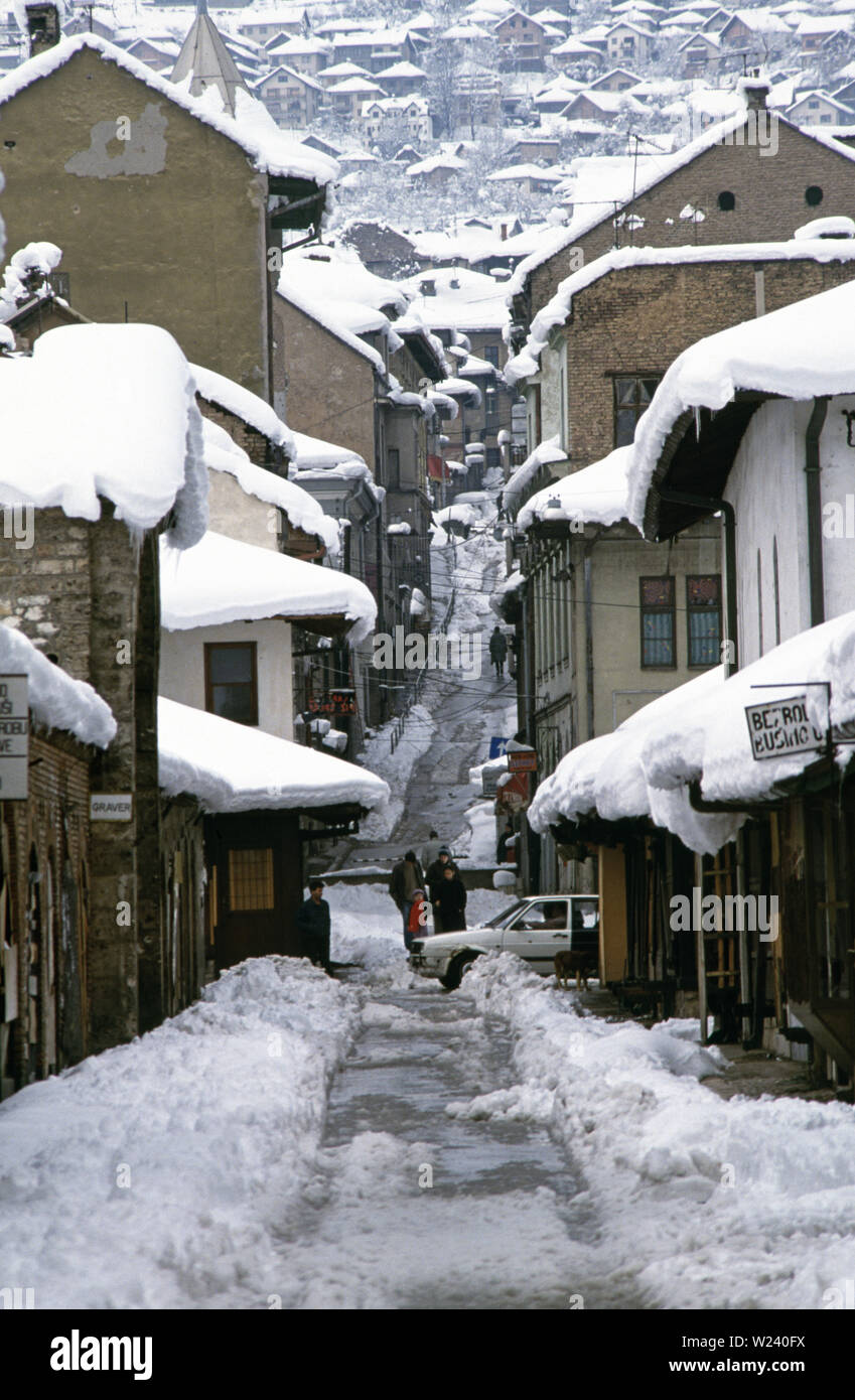 Il 28 marzo 1993 durante l'assedio di Sarajevo: la vista a nord lungo la stretta Gazi Husrev Begova e oltre alla ripida salita Abdulah Kaukcije Efendije (rinominato Logavina dopo la guerra) nella vecchia città. Foto Stock
